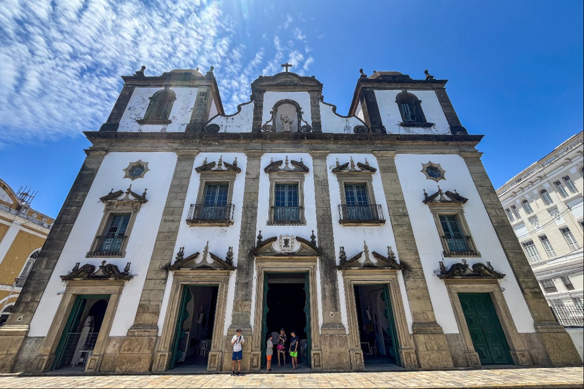 Recife ou a ter uma diversidade arquitetônica que mostra a evolução e adaptação da Igreja Católica aos tempos modernos