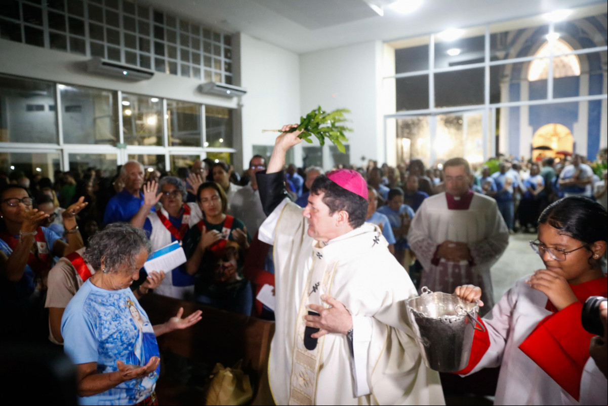 Missa foi realizada na noite desta terça com centenas de fiéis