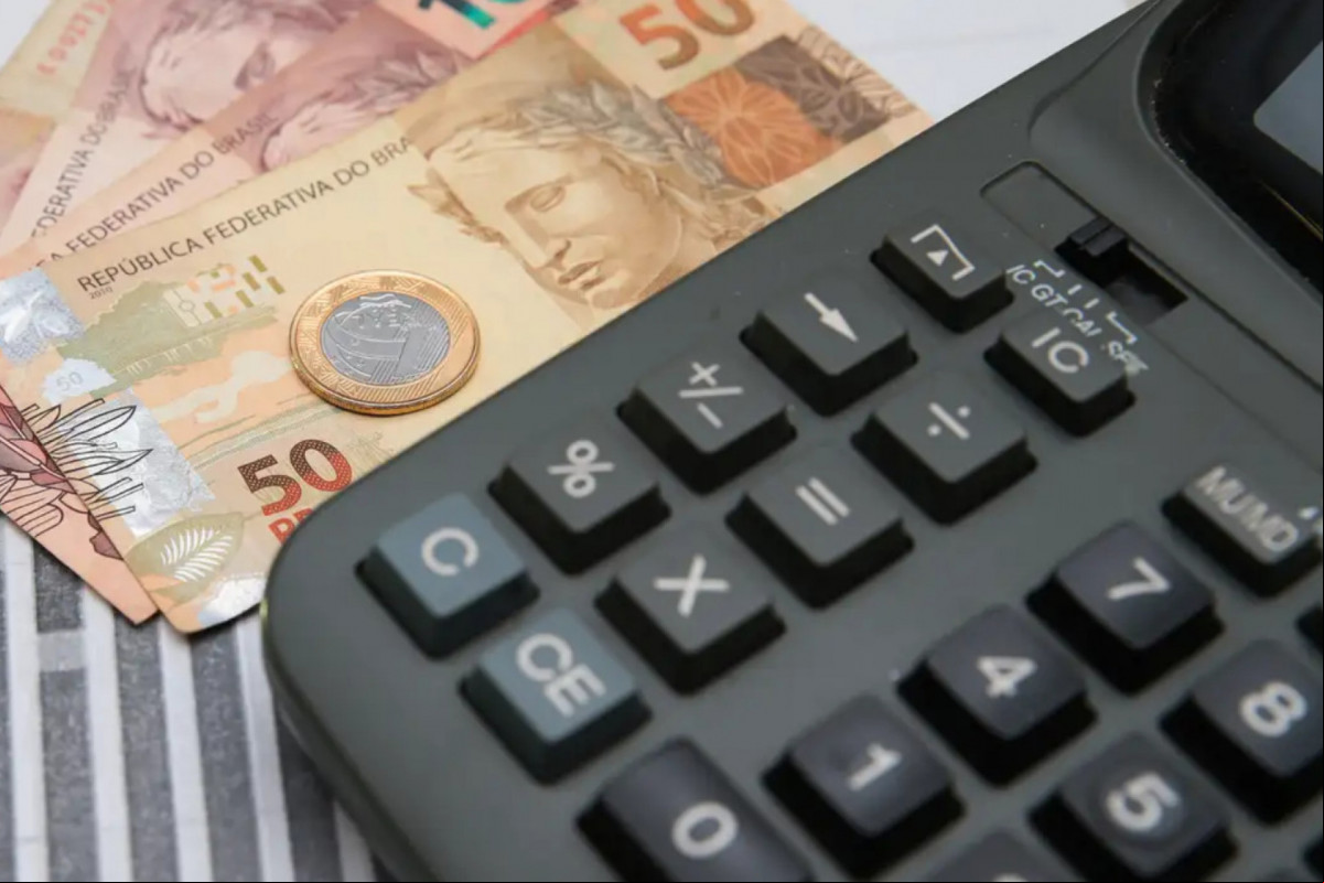 Em 2026, haverá alíquota de testes para o CBS e o IBS. Já de 2027 a 2033, as alíquotas subirão progressivamente enquanto os tributos atuais deixarão de ser cobrados
(Foto: Marcello Casal JrAgência Brasil) Em 2026, haverá alíquota de testes para o CBS e o IBS. Já de 2027 a 2033, as alíquotas subirão progressivamente enquanto os tributos atuais deixarão de ser cobrados
/Foto: Marcello Casal JrAgência Brasil