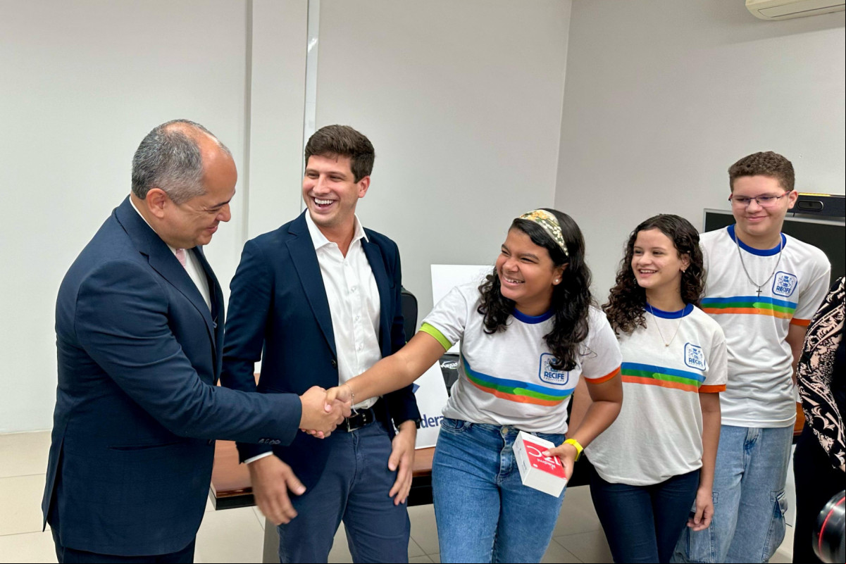 Receita Federal doa mochilas e smartphones a estudantes do Recife que participarão de intercâmbio internacional