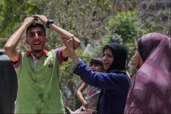 Um jovem palestino lamenta a morte de um parente morto em um ataque israelense no bairro de Saftawi, a oeste de Jabalia, no norte da Faixa de Gaza, em 27 de maio de 2025.