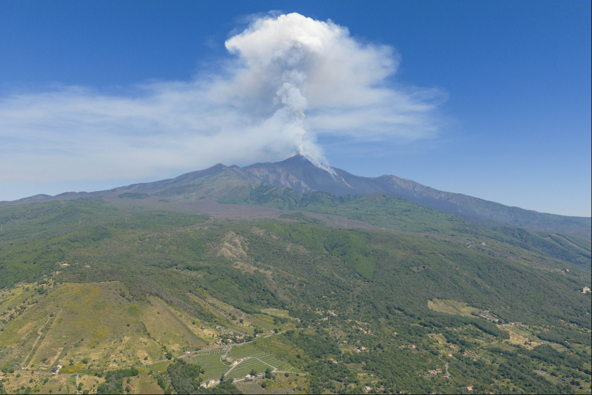 Fumaça sobe da cratera do vulcão Etna enquanto ele entra em erupção, no Monte Etna