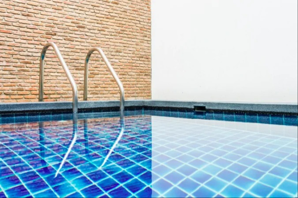 Cuidado com os ralos: Antes de entrar na água, é fundamental conferir a segurança dos ralos e o estado das lajotas ao redor da piscina. Dependendo da pressão, ralos podem sugar cabelos de crianças, havendo até casos de morte por afogamento (Foto: Freepik lifeforstock) Cuidado com os ralos: Antes de entrar na água, é fundamental conferir a segurança dos ralos e o estado das lajotas ao redor da piscina. Dependendo da pressão, ralos podem sugar cabelos de crianças, havendo até casos de morte por afogamento/Foto: Freepik lifeforstock