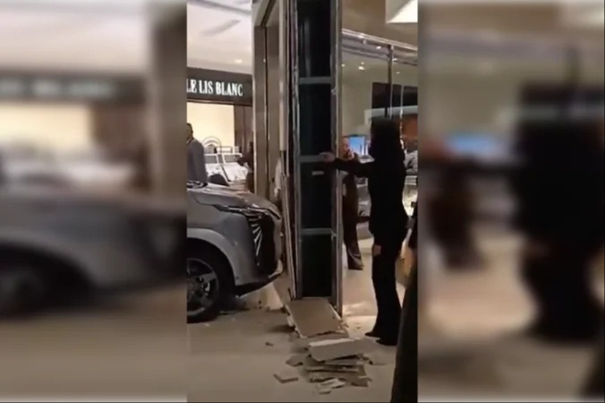 Uma pessoa que estava no shopping fez um vídeo do local momentos após o acidente