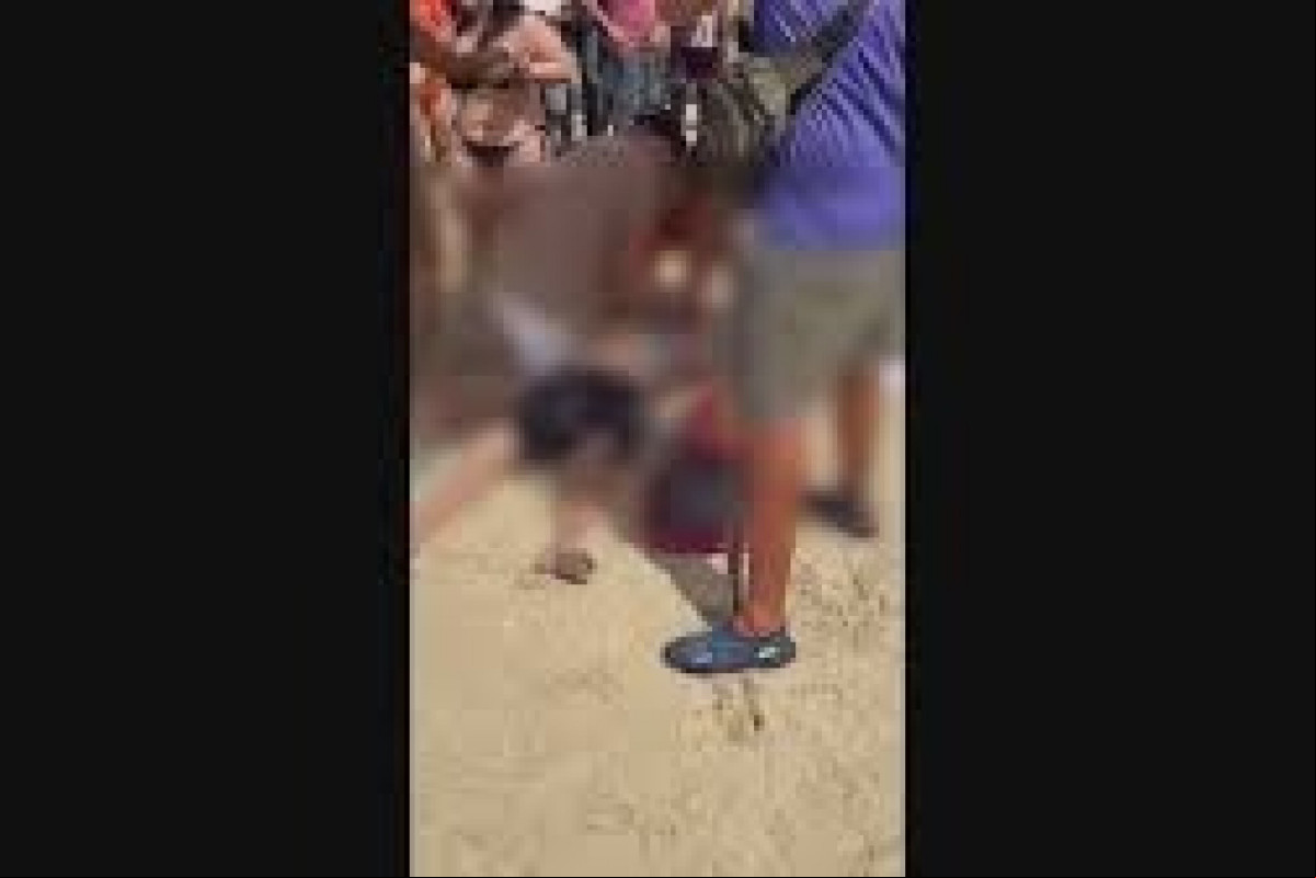 Banhista morre afogado após mal súbito em área rasa da praia de Muro Alto
(Reprodução/Redes Sociais ) Banhista morre afogado após mal súbito em área rasa da praia de Muro Alto
/Reprodução/Redes Sociais