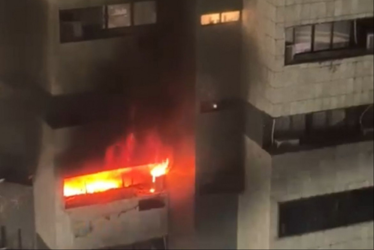 O incêndio atingiu o quarto andar do prédio e sete viaturas foram enviadas pelos bombeiros