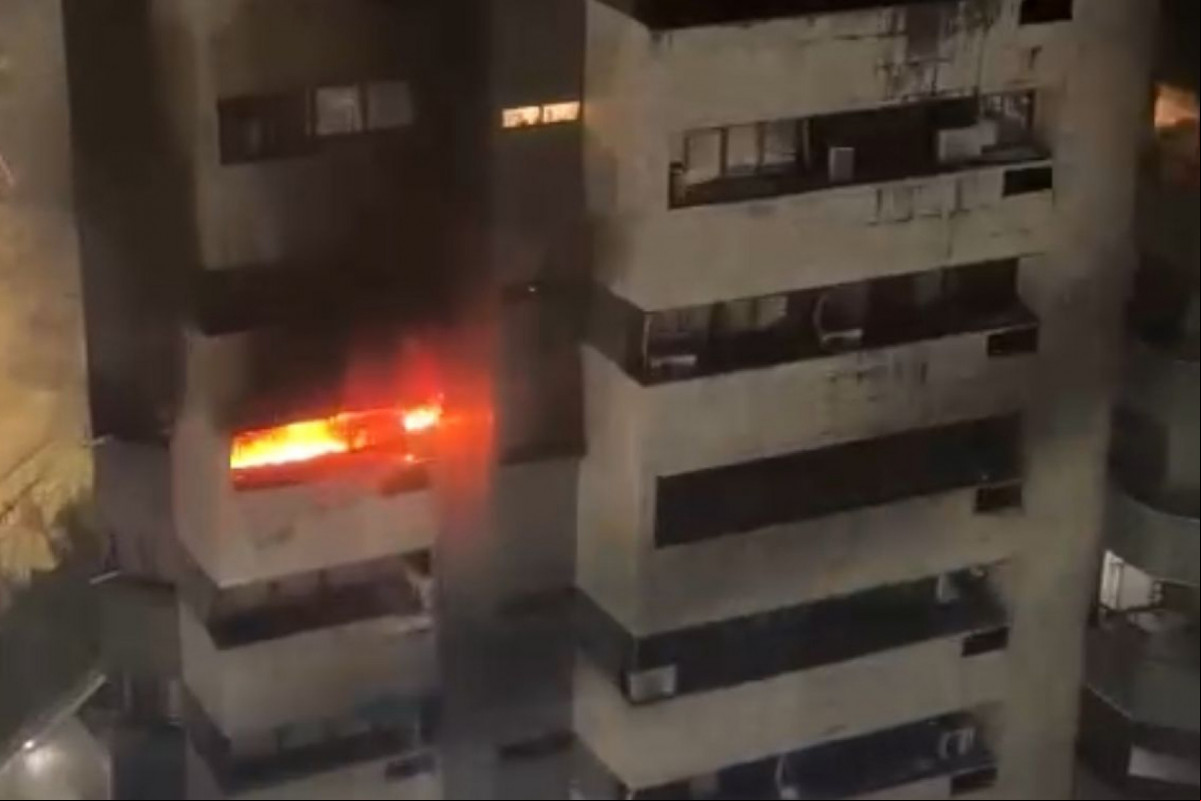 O incêndio atingiu o quarto andar do prédio e sete viaturas foram enviadas pelos bombeiros