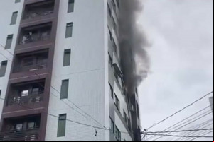 Vídeos registrados por moradores mostram fumaça e pouco de fogo saindo de um dos apartamentos