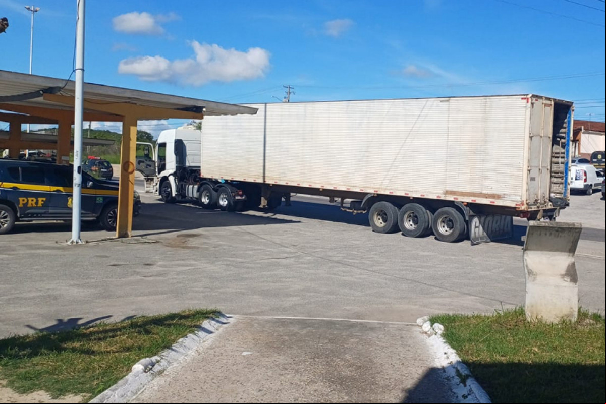 PRF apreende caminhão com carga furtada em São Caetano, no Agreste de estado (DIVULGAÇÃO/PRF) PRF apreende caminhão com carga furtada em São Caetano, no Agreste de estado/DIVULGAÇÃO/PRF