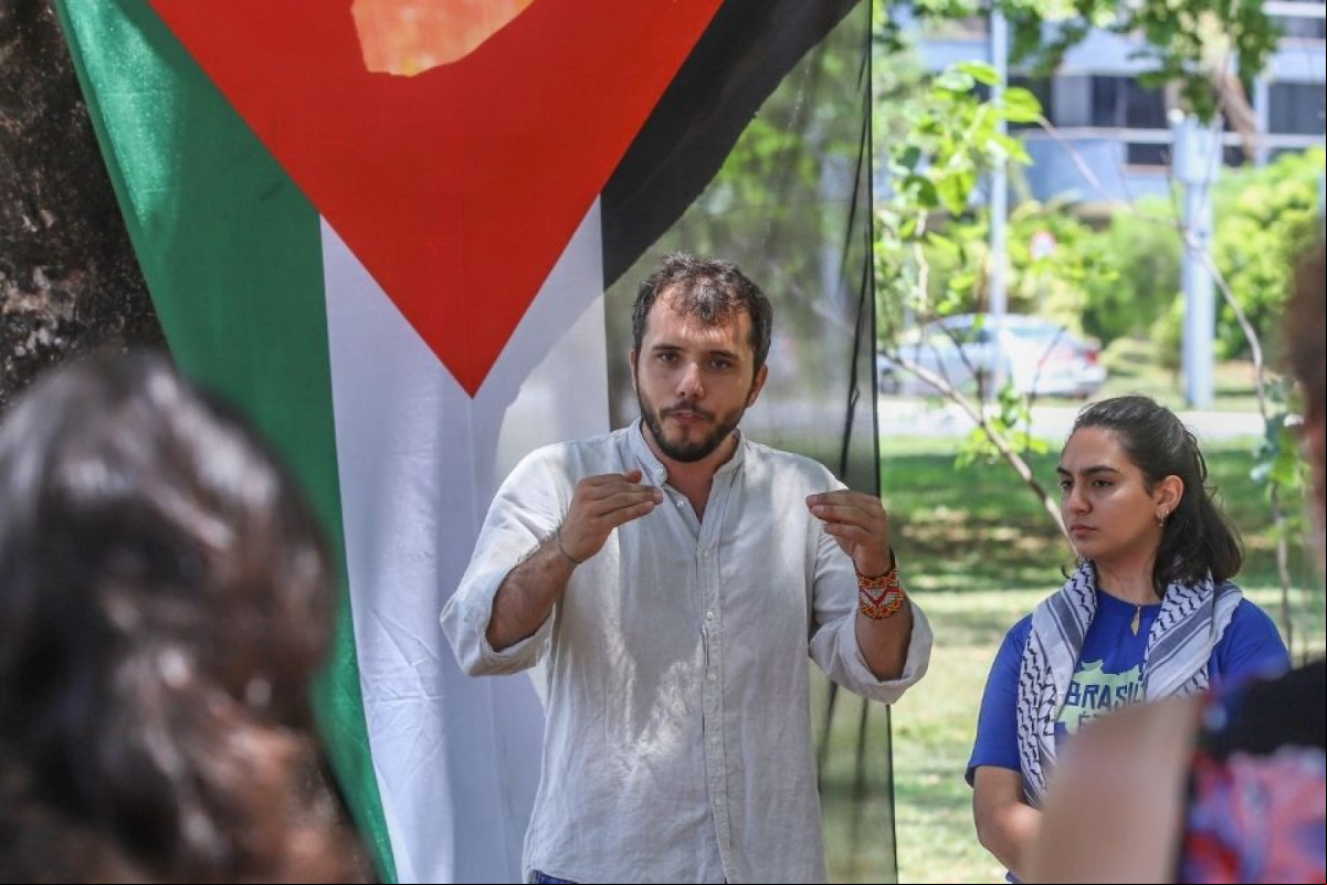 Thiago Ávila, durante aula pública Pró-Palestina, na asa norte em Brasília (Antônio Cruz/Agência Brasil) Thiago Ávila, durante aula pública Pró-Palestina, na asa norte em Brasília/Antônio Cruz/Agência Brasil