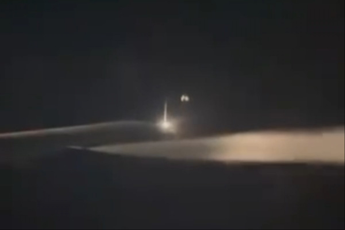 Falha no voo Recife-Madri vídeo mostra avião despejando combustível enquanto dava voltas no céu. (Foto: Cortesia) Falha no voo Recife-Madri vídeo mostra avião despejando combustível enquanto dava voltas no céu. /Foto: Cortesia