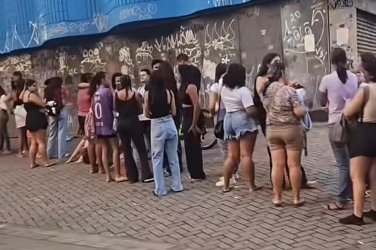 Pessoas começaram a se enfileirar horas antes da abertura da loja (Foto: Reprodução/Redes) Pessoas começaram a se enfileirar horas antes da abertura da loja/Foto: Reprodução/Redes