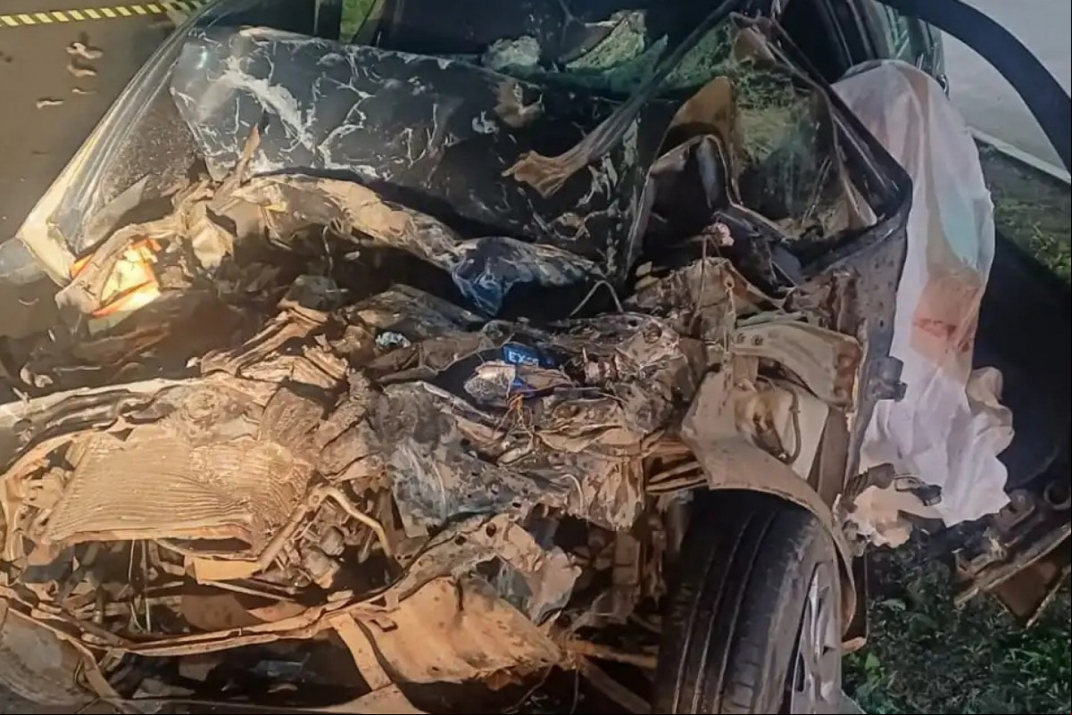 Carro ficou destruído após bater em ônibus (Redes Sociais ) Carro ficou destruído após bater em ônibus /Redes Sociais